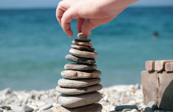 Balance Übung durch Steine stapeln